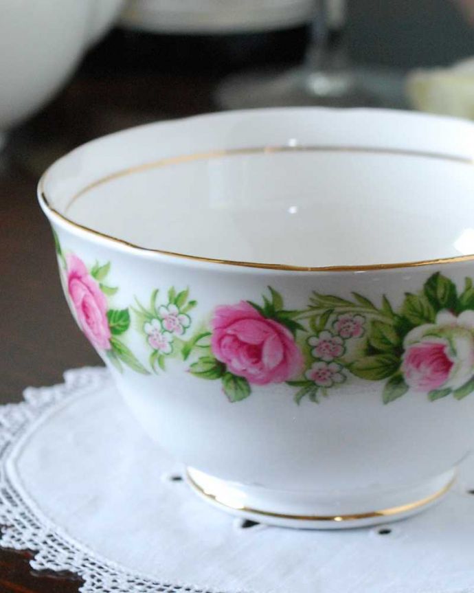 アンティーク 陶磁器の雑貨　アンティーク雑貨　大きなピンクのバラが咲き誇るアンティークのシュガーポット。お茶の時間を華やかにしてくれるアンティークティータイムを楽しむための茶道具の一つシュガーボウル。(m-2183-z)