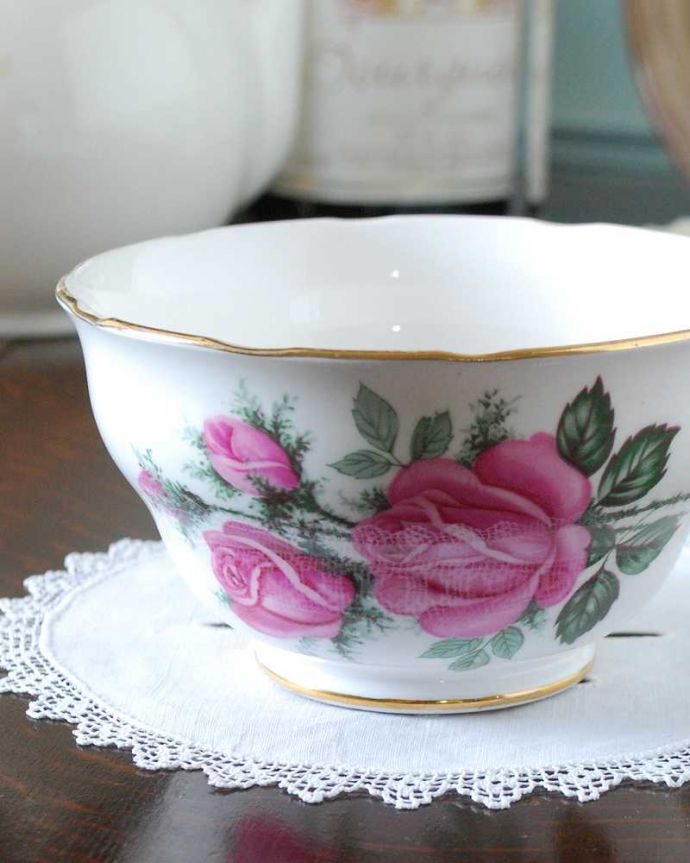 アンティーク 陶磁器の雑貨　アンティーク雑貨　バラの花がデザインされた華やかなアンティークシュガーボウル。お茶の時間を華やかにしてくれるアンティークティータイムを楽しむための茶道具の一つシュガーボウル。(m-2185-z)