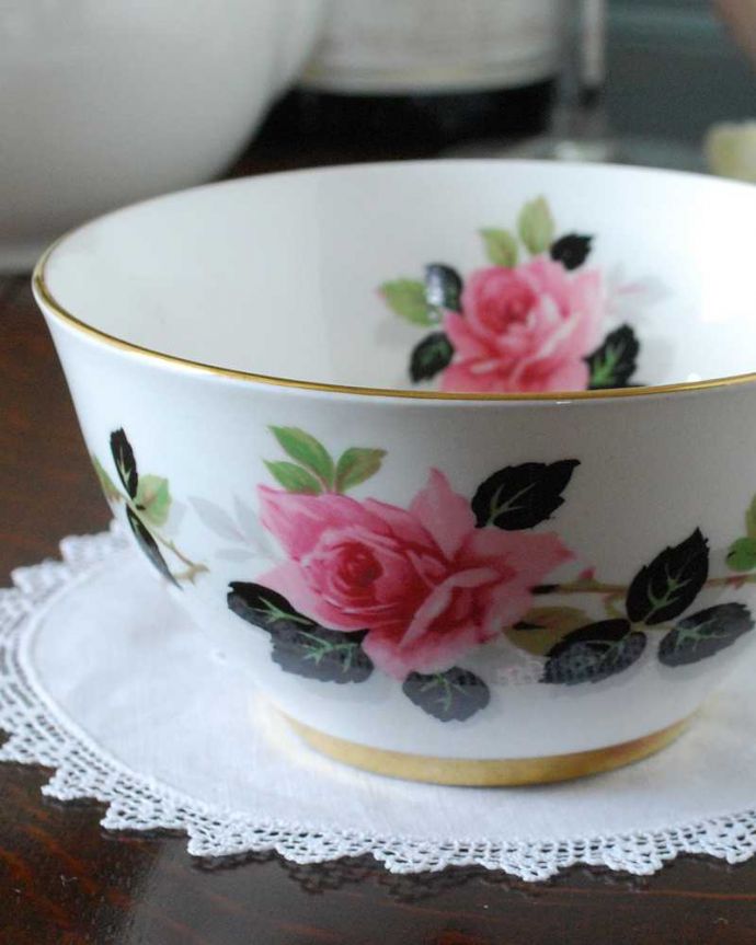 アンティーク 陶磁器の雑貨　アンティーク雑貨　ピンクの薔薇がエレガントなアンティークシュガーボウル（ボーンチャイナ）。お茶の時間を華やかにしてくれるアンティークティータイムを楽しむための茶道具の一つシュガーボウル。(m-2187-z)