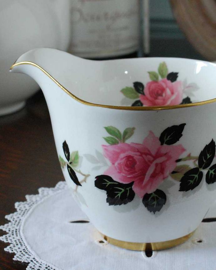 アンティーク 陶磁器の雑貨　アンティーク雑貨　ピンクの薔薇がエレガントなアンティークミルクポット（ボーンチャイナ）。英国のお茶の時間に欠かせないミルクピッチャー紅茶を愛する英国ののお茶の時間に欠かせないミルクティーのために作られた陶磁器のミルクピッチャー。(m-2188-z)