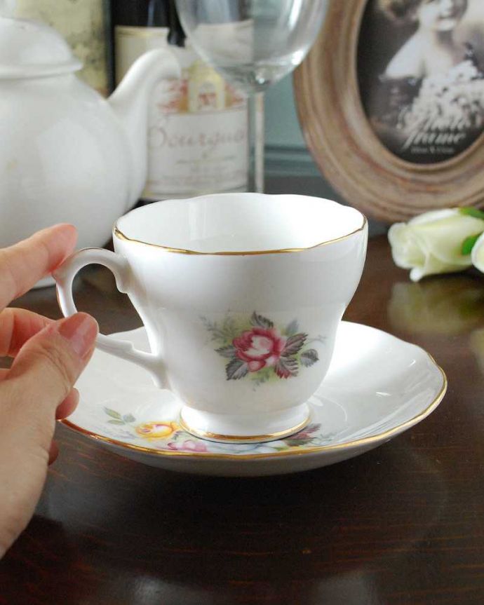 アンティーク 陶磁器の雑貨　アンティーク雑貨　色とりどりの薔薇がデザインされた美しいアンティークカップ＆ソーサー。お茶の時間をもっと優雅に･･･眺めているだけじゃもったいないので、実用的に使って下さい。(m-2198-z)