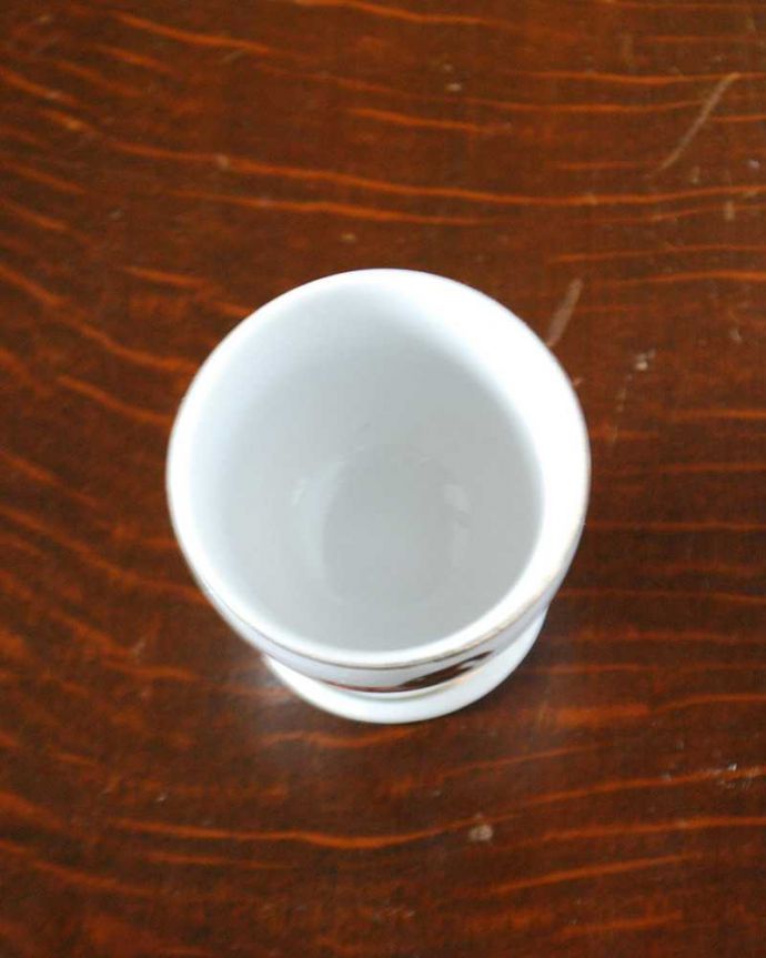 アンティーク 陶磁器の雑貨　アンティーク雑貨　にわとりのデザインが可愛いアンティークエッグスタンド（エッグカップ）。アンティークなので多少のキズ・汚れがある場合があります。(m-2200-z)
