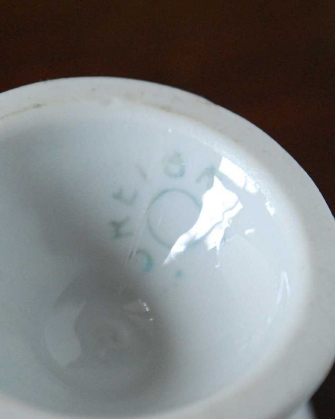 アンティーク 陶磁器の雑貨　アンティーク雑貨　にわとりのデザインが可愛いアンティークエッグスタンド（エッグカップ）。ロゴがプリントされています。(m-2200-z)