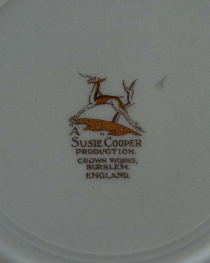 スージークーパー　アンティーク雑貨　ユリのモチーフが美しいスージークーパーのアンティークプレート。裏側には品質の証製造メーカー保証の意味がこもった窯印、ポーセリンマークがあります。(m-2217-z)