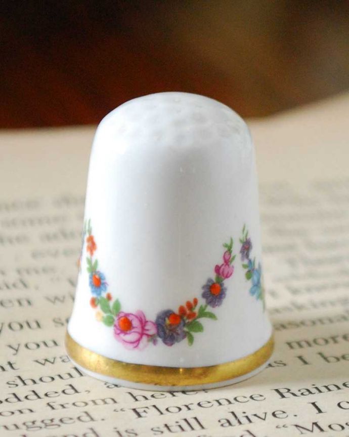 アンティーク 陶磁器の雑貨　アンティーク雑貨　鮮やかな小さなお花が可愛いアンティーク シンブル。女性のためのアンティーク一針一針、縫うために指にはめて使われたシンブル。(m-2220-z)