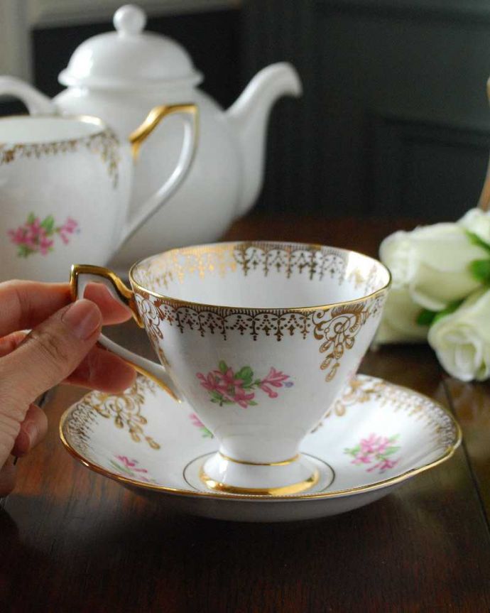 アンティーク 陶磁器の雑貨　アンティーク雑貨　ピンクのお花×ゴールドが華やか、アンティークカップ＆ソーサー。お茶の時間をもっと優雅に･･･眺めているだけじゃもったいないので、実用的に使って下さい。(m-2233-z)