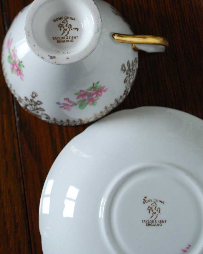 アンティーク 陶磁器の雑貨　アンティーク雑貨　ピンクのお花×ゴールドが華やか、アンティークカップ＆ソーサー。裏側には品質の証製造メーカー保証の意味がこもった窯印、ポーセリンマークがあります。(m-2233-z)