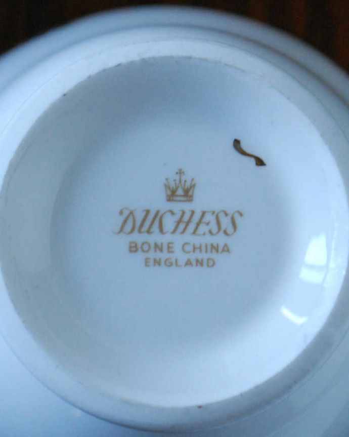 アンティーク 陶磁器の雑貨　アンティーク雑貨　ダッチェス（DUCHESS）の薔薇が美しいのカップ＆ソーサー（ボーンチャイナ）。裏側には品質の証製造メーカー保証の意味がこもった窯印、ポーセリンマークがあります。(m-2242-z)