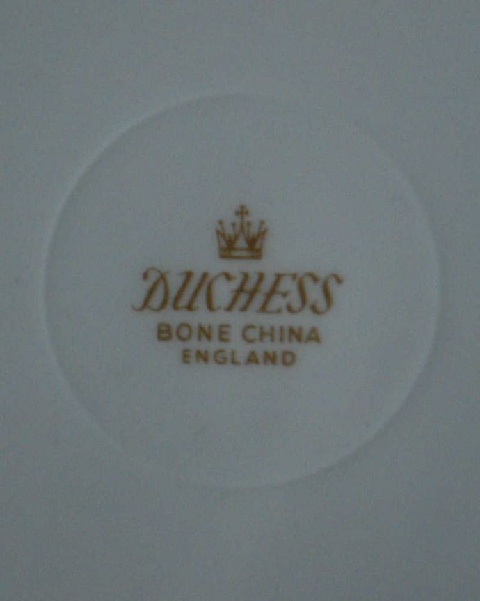 アンティーク 陶磁器の雑貨　アンティーク雑貨　ダッチェス（DUCHESS）の薔薇が美しいアンティークプレート（ボーンチャイナ）。裏側には品質の証製造メーカー保証の意味がこもった窯印、ポーセリンマークがあります。(m-2243-z)