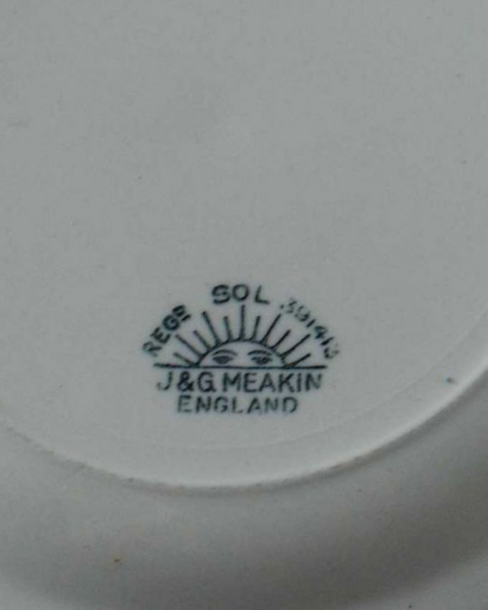 アンティーク 陶磁器の雑貨　アンティーク雑貨　イギリス輸入のJ&G Meakin（ミーキン）のアンティークプレート。裏側には品質の証製造メーカー保証の意味がこもった窯印、ポーセリンマークがあります。(m-2245-z)