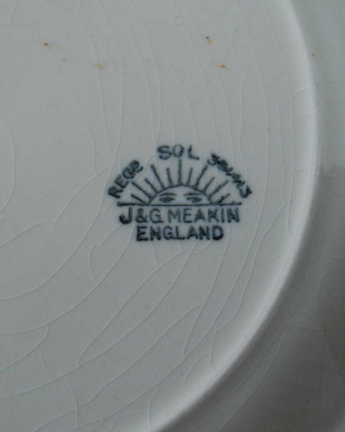 アンティーク 陶磁器の雑貨　アンティーク雑貨　イギリス輸入のJ&G Meakinのアンティークプレート（大）。裏側には品質の証製造メーカー保証の意味がこもった窯印、ポーセリンマークがあります。(m-2246-z)