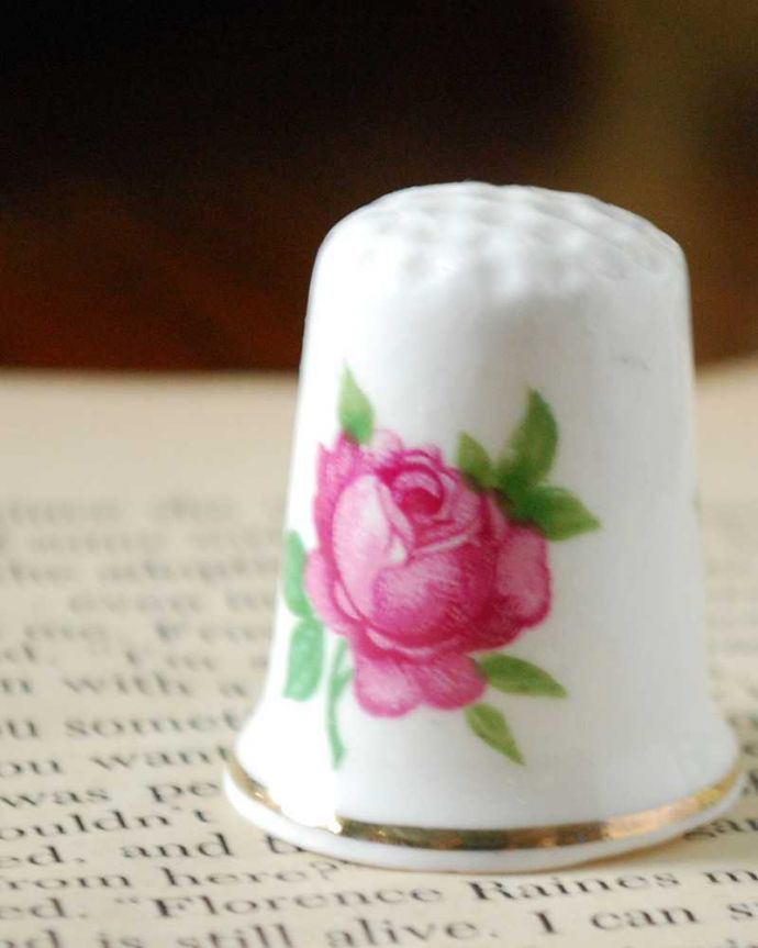アンティーク 陶磁器の雑貨　アンティーク雑貨　ピンクの薔薇がエレガント、アンティークシンブル。女性のためのアンティーク一針一針、縫うために指にはめて使われたシンブル。(m-2250-z)