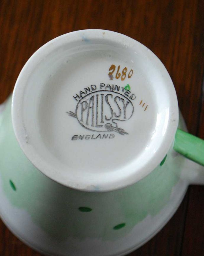 アンティーク 陶磁器の雑貨　アンティーク雑貨　イギリス輸入のPALISSY（ パリッシー）アンティークミルクポット。裏側には品質の証製造メーカー保証の意味がこもった窯印、ポーセリンマークがあります。(m-2260-z)