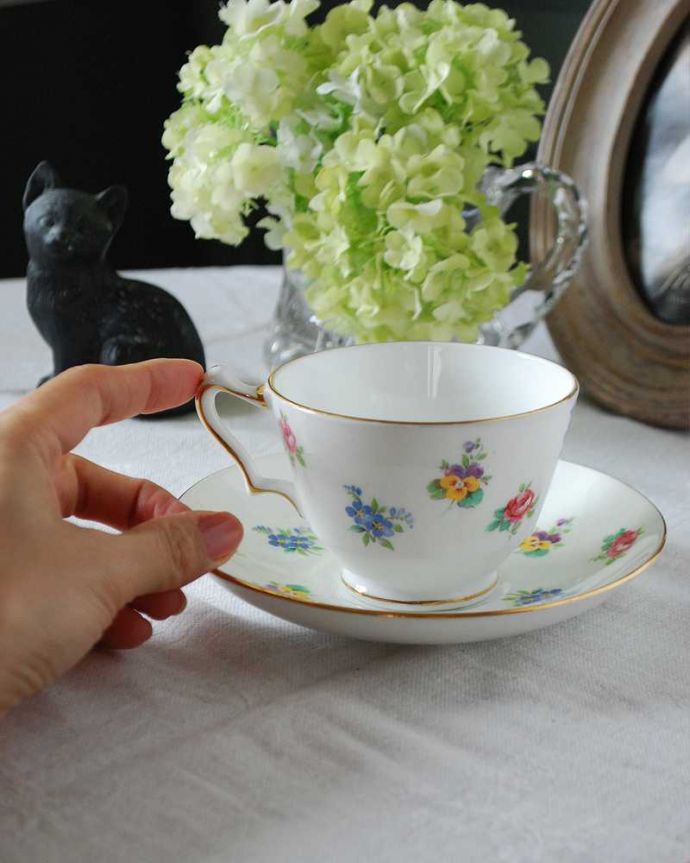 アンティーク 陶磁器の雑貨　アンティーク雑貨　可愛いお花模様のアンティーク　イギリスから届いたカップ＆ソーサー。お茶の時間をもっと優雅に･･･眺めているだけじゃもったいないので、実用的に使って下さい。(m-2274-z)