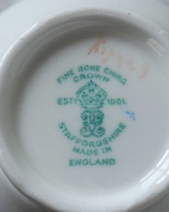 アンティーク 陶磁器の雑貨　アンティーク雑貨　可愛いお花模様のアンティーク　イギリスから届いたカップ＆ソーサー。裏側には品質の証製造メーカー保証の意味がこもった窯印、ポーセリンマークがあります。(m-2274-z)