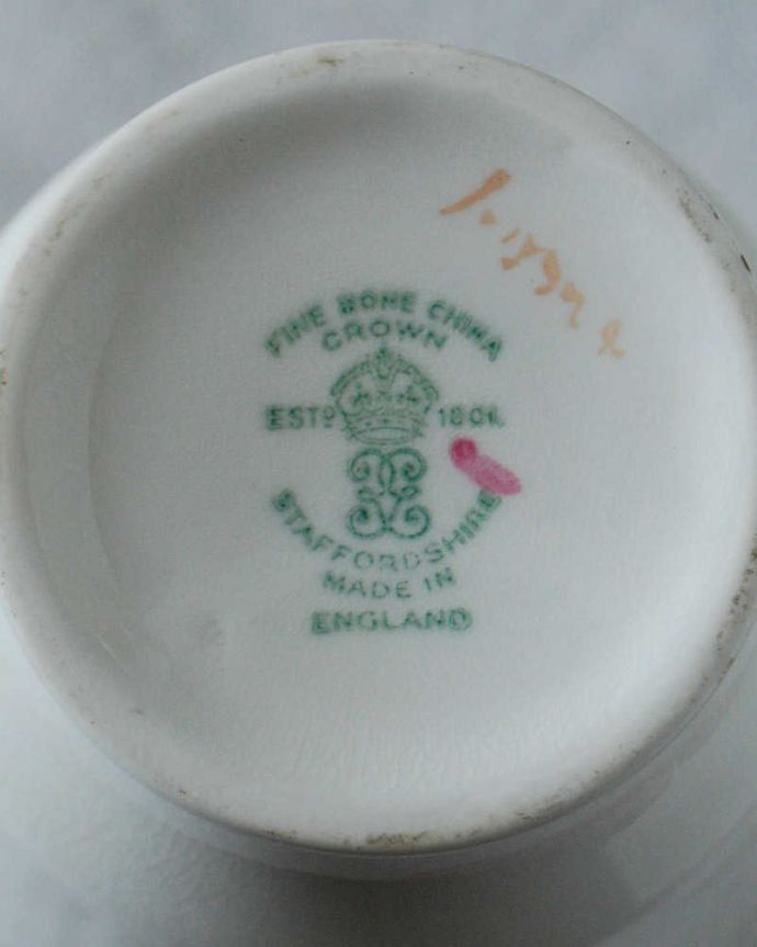 アンティーク 陶磁器の雑貨　アンティーク雑貨　イギリスから届いた、お花が上品なアンティークミルクポット。裏側には品質の証製造メーカー保証の意味がこもった窯印、ポーセリンマークがあります。(m-2276-z)