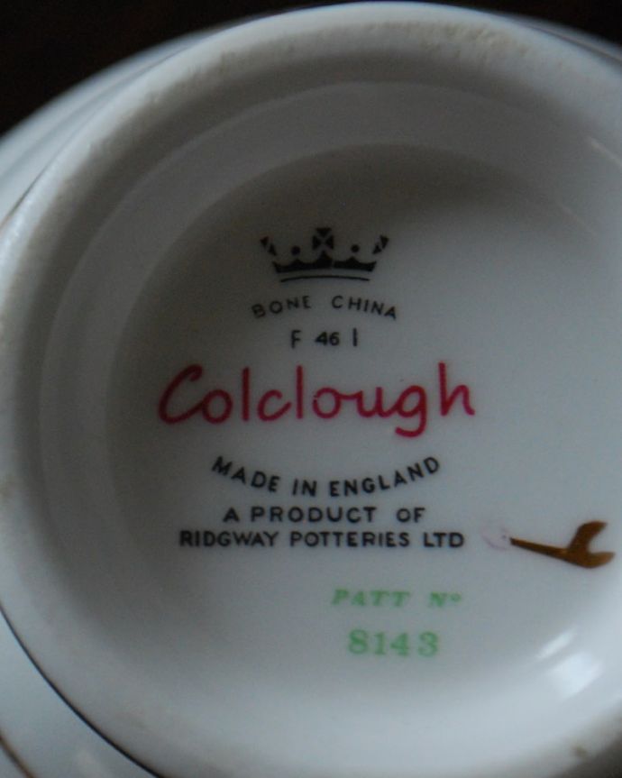 アンティーク 陶磁器の雑貨　アンティーク雑貨　英国で見つけたアンティーク、Colclough （コルクラフ）のカップ＆ソーサー。裏側には品質の証製造メーカー保証の意味がこもった窯印、ポーセリンマークがあります。(m-2277-z)