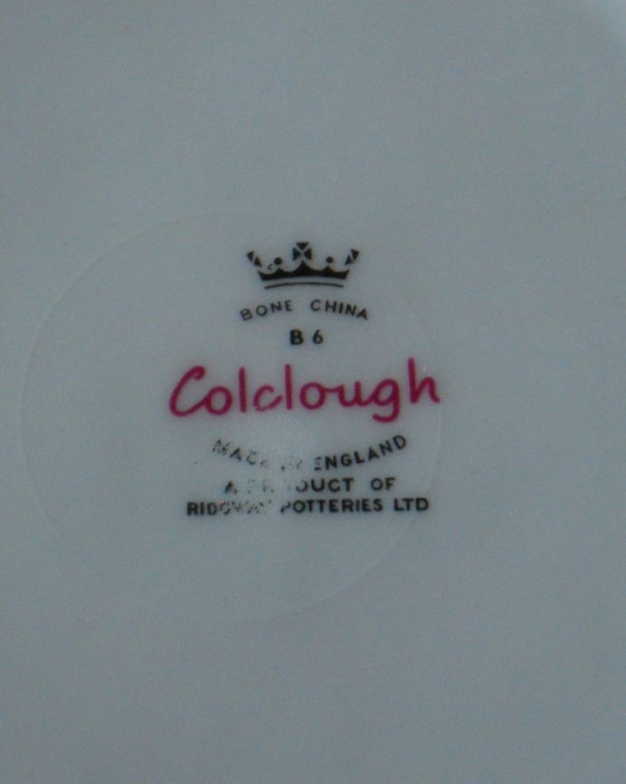 アンティーク 陶磁器の雑貨　アンティーク雑貨　英国で見つけたアンティーク、Colclough （コルクラフ）アイビープレート。裏側には品質の証製造メーカー保証の意味がこもった窯印、ポーセリンマークがあります。(m-2278-z)