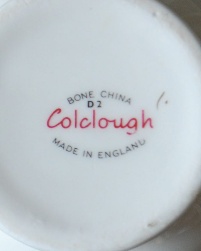 アンティーク 陶磁器の雑貨　アンティーク雑貨　英国で見つけたアンティーク、Colclough （コルクラフ）のミルクポット。裏側には品質の証製造メーカー保証の意味がこもった窯印、ポーセリンマークがあります。(m-2280-z)