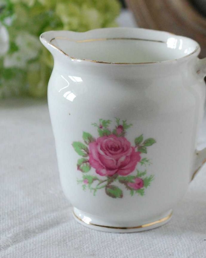 アンティーク 陶磁器の雑貨　アンティーク雑貨　可愛いピンクの薔薇がデザインされた、イギリスアンティークのミルクポット。お茶の時間に欠かせないミルクピッチャー紅茶を愛する英国のお茶の時間に欠かせないミルクティーのために作られた陶磁器のミルクピッチャー。(m-2306-z)