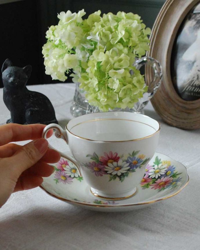 アンティーク 陶磁器の雑貨　アンティーク雑貨　テーブルがぱっと華やぐ、英国アンティークのカップ＆ソーサー。お茶の時間をもっと優雅に･･･眺めているだけじゃもったいないので、実用的に使って下さい。(m-2307-z)
