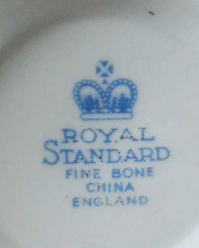 アンティーク 陶磁器の雑貨　アンティーク雑貨　テーブルがぱっと華やぐ、英国アンティークのカップ＆ソーサー。裏側には品質の証製造メーカー保証の意味がこもった窯印、ポーセリンマークがあります。(m-2307-z)