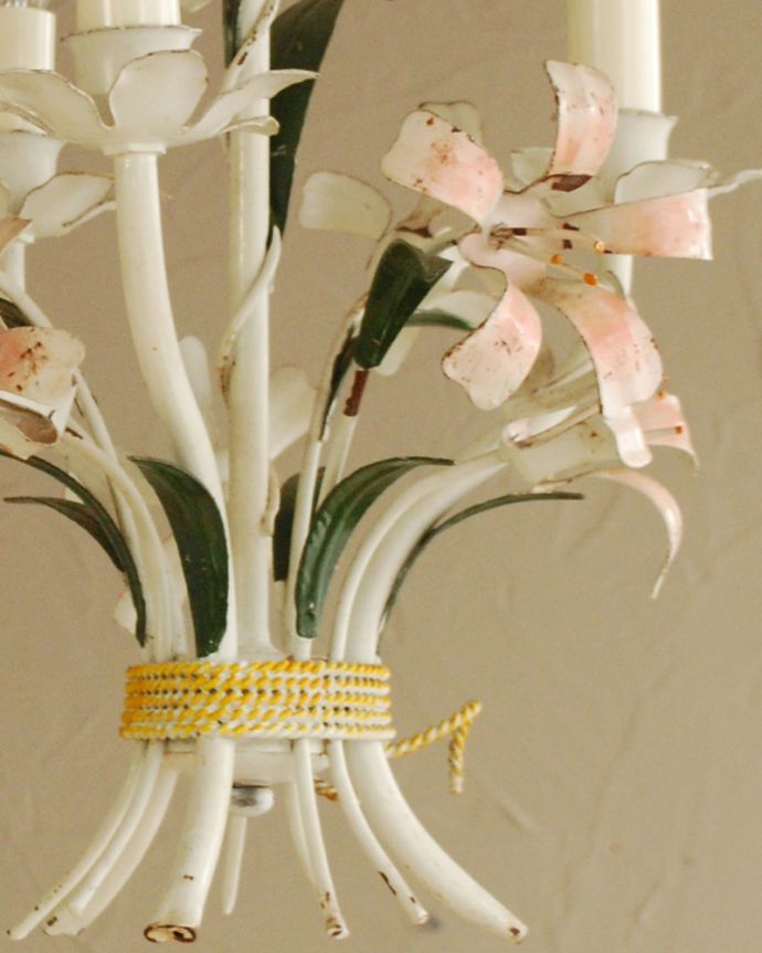シャンデリア　照明・ライティング　お花のモチーフが可愛い、お部屋を華やかに照らすフラワーシャンデリア。。(m-2318-z)