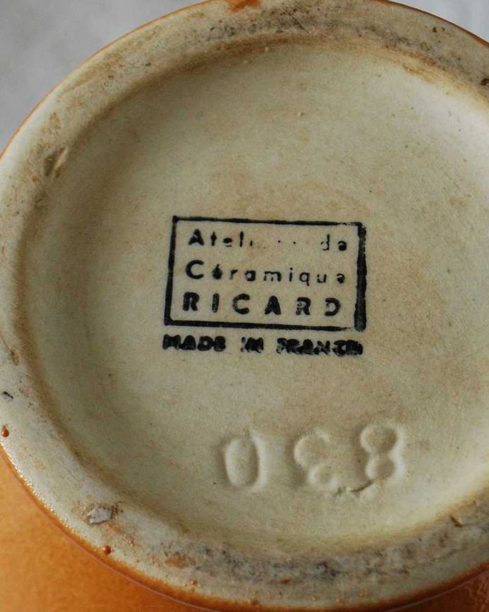 アンティーク 陶磁器の雑貨　アンティーク雑貨　フランスから届いた、リカールの丸型ピッチャー(水差し)。裏側には品質の証製造メーカー保証の意味がこもった窯印、ポーセリンマークがあります。(m-2320-z)