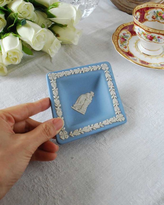 アンティーク 陶磁器の雑貨　アンティーク雑貨　鮮やかなブルーにホワイトのレリーフが美しいダイヤ型のジャスパーウェア、アンティークプレート。宝石のような美しさを追求した焼き物なんとも言えない滑らかな手触りが、ジャスパーウエアの特長。(m-2367-z)