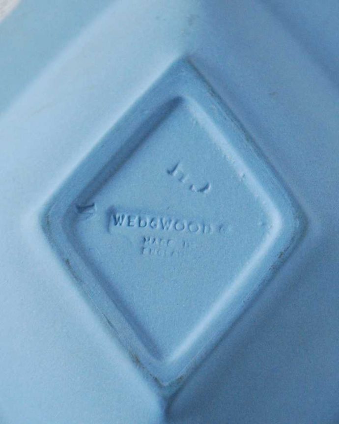 アンティーク 陶磁器の雑貨　アンティーク雑貨　鮮やかなブルーにホワイトのレリーフが美しいダイヤ型のジャスパーウェア、アンティークプレート。裏側には品質の証ひっくり返して見ると、ウェッジウッドのマークを見つけることが出来ます。(m-2367-z)