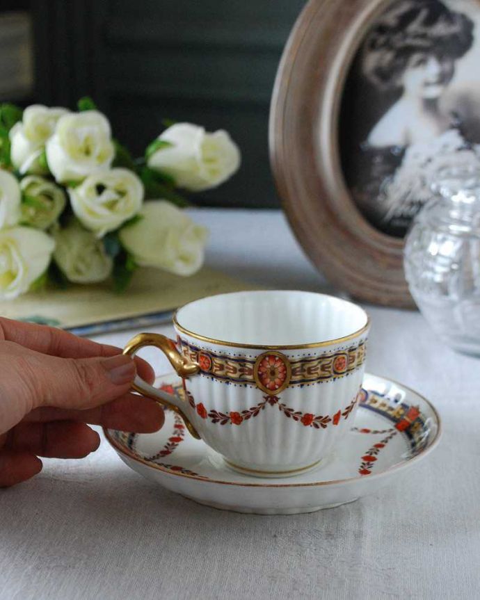 アンティーク 陶磁器の雑貨　アンティーク雑貨　金彩と小さなお花のデザインが上品なウェッジウッドのアンティークコーヒーカップ＆ソーサー 。お茶の時間をもっと優雅に･･･眺めているだけじゃもったいないので、実用的に使って下さい。(m-2375-z)