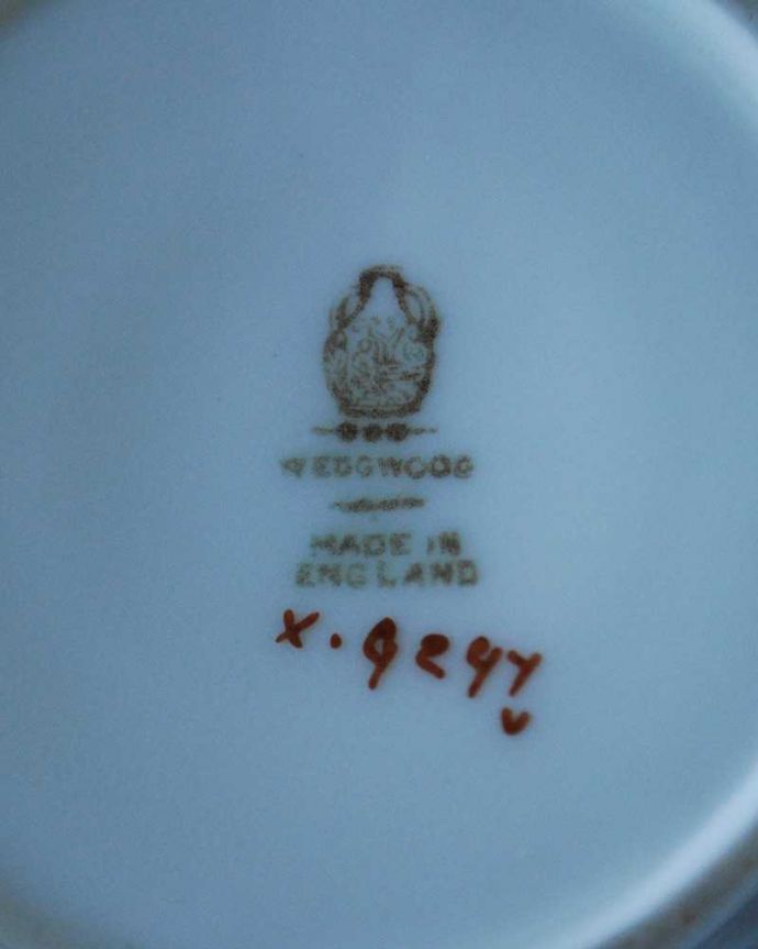 アンティーク 陶磁器の雑貨　アンティーク雑貨　クラシックブルーが美しい、ウェッジウッド｢ファロウ・ディア｣のアンティークカップ＆ソーサー 。裏側には品質の証製造メーカー保証の意味がこもった窯印、ポーセリンマークがあります。(m-2376-z)