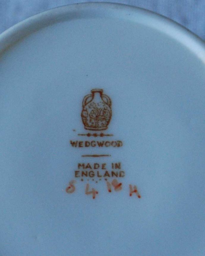 アンティーク 陶磁器の雑貨　アンティーク雑貨　アンティーク　コーヒーカップ＆ソーサー  ウェッジウッド。裏側には品質の証製造メーカー保証の意味がこもった窯印、ポーセリンマークがあります。(m-2378-z)
