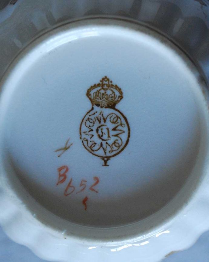アンティーク 陶磁器の雑貨　アンティーク雑貨　優しい色のアイビーが描かれたロイヤルウースター窯のアンティークトリオ。裏側には品質の証製造メーカー保証の意味がこもった窯印、ポーセリンマークがあります。(m-2381-z)
