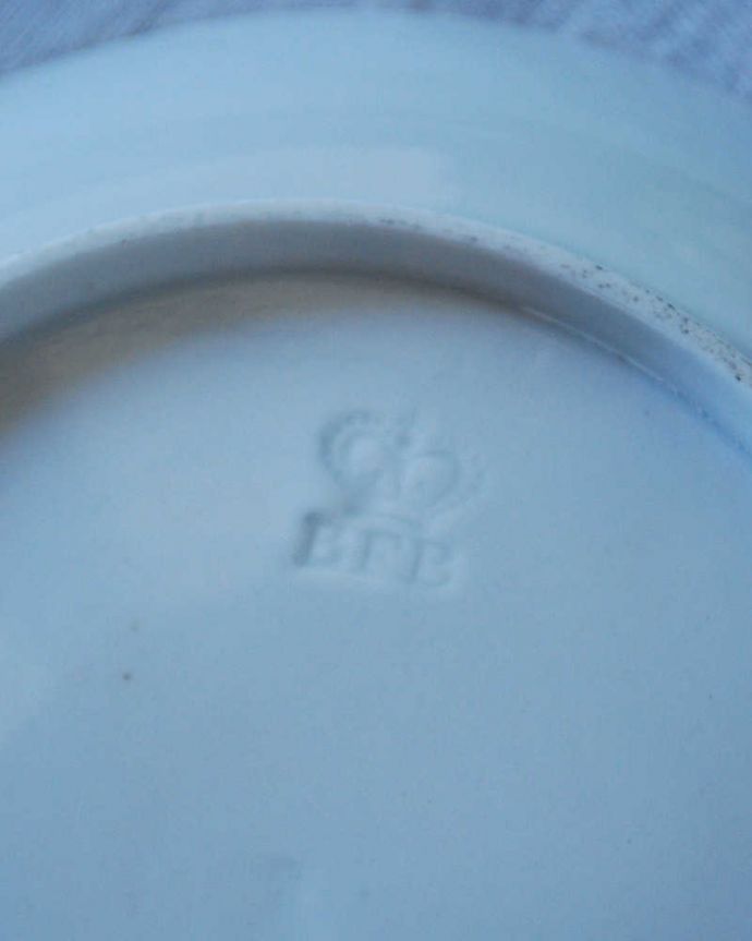 アンティーク 陶磁器の雑貨　アンティーク雑貨　落ち着いた金彩の模様が華やかなロイヤルウースターのアンティークカップ＆ソーサー（ＢＦＢ期）。裏側には品質の証製造メーカー保証の意味がこもった窯印、ポーセリンマークがあります。(m-2388-z)