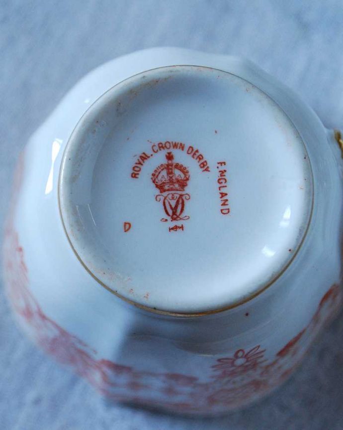 アンティーク 陶磁器の雑貨　アンティーク雑貨　繊細な絵柄が美しいロイヤルクラウンダービーのアンティークカップ＆ソーサー。裏側には品質の証ロイヤルクラウンダービー窯の1901年製造のバックスタンプが。(m-2390-z)