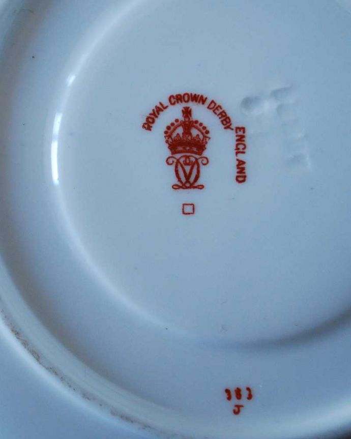アンティーク 陶磁器の雑貨　アンティーク雑貨　年月を経てより美しく輝く英国アンティークのカップ＆ソーサー(ロイヤルクラウンダービー)。裏側には品質の証ロイヤルクラウンダービー窯の1912年製造のバックスタンプが。(m-2393-z)