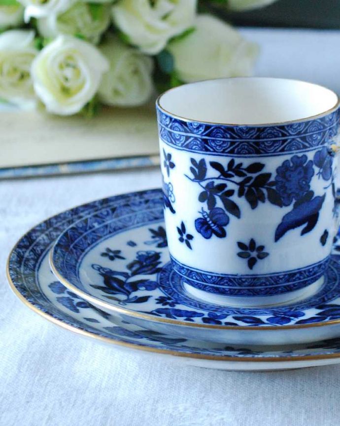 アンティーク 陶磁器の雑貨　アンティーク雑貨　英国の名窯、コールポートのデザインが美しいブルー＆ホワイトのトリオ。飾って使って楽しむ小さなアンティークアンティークでしか手に入れることが出来ない美しい模様のカップ＆ソーサー。(m-2395-z)