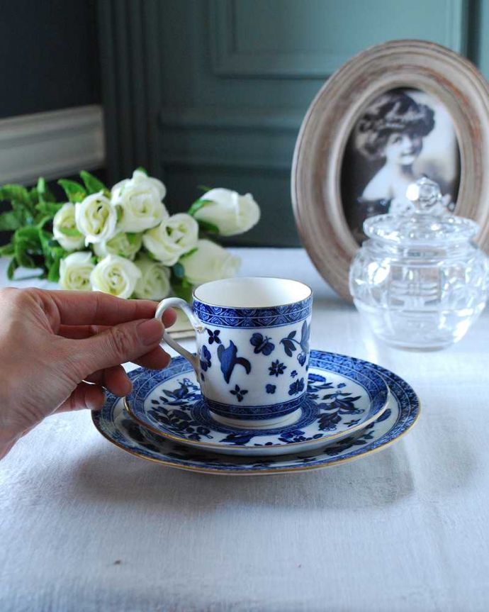 アンティーク 陶磁器の雑貨　アンティーク雑貨　英国の名窯、コールポートのデザインが美しいブルー＆ホワイトのトリオ。お茶の時間をもっと優雅に･･･眺めているだけじゃもったいないので、実用的に使って下さい。(m-2395-z)