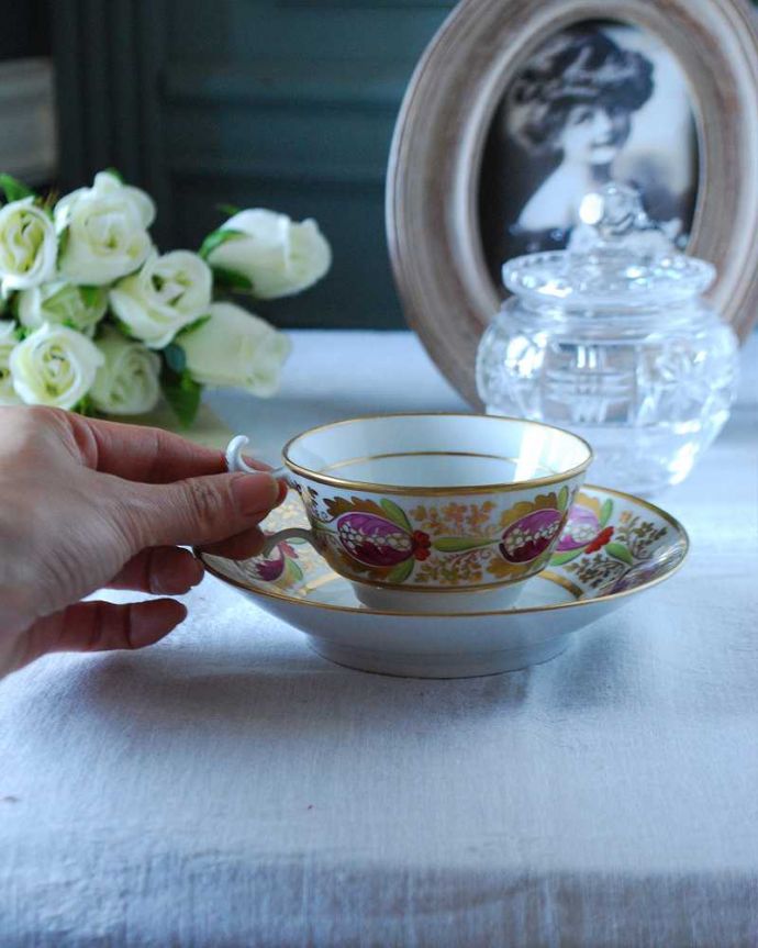 アンティーク 陶磁器の雑貨　アンティーク雑貨　女性らしい色使いの可愛いコールポートのアンティークカップ＆ソーサー。お茶の時間をもっと優雅に･･･眺めているだけじゃもったいないので、実用的に使って下さい。(m-2396-z)