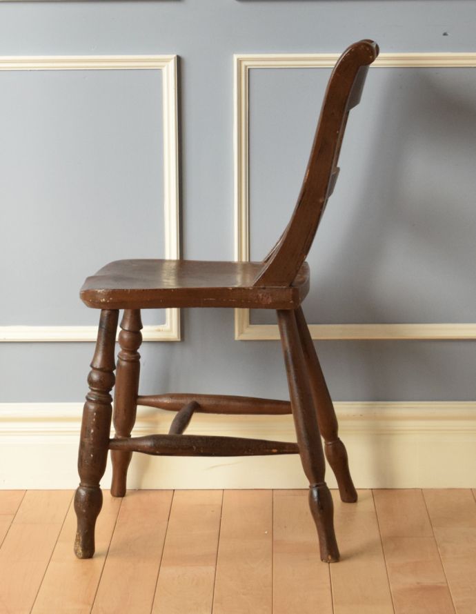 ブラウンカラーのアンティークの椅子、ナチュラルで使いやすいキッチン