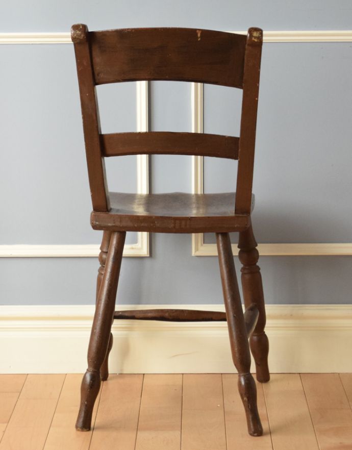 キッチンチェア　アンティーク チェア　ブラウンカラーのアンティークの椅子、ナチュラルで使いやすいキッチンチェア。後ろ姿にも自信アリ！後ろから見られることも多い椅子。(m-240-c-2)