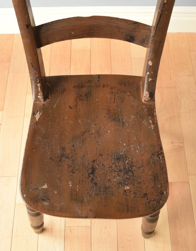 ブラウンカラーのアンティークの椅子、ナチュラルで使いやすいキッチン