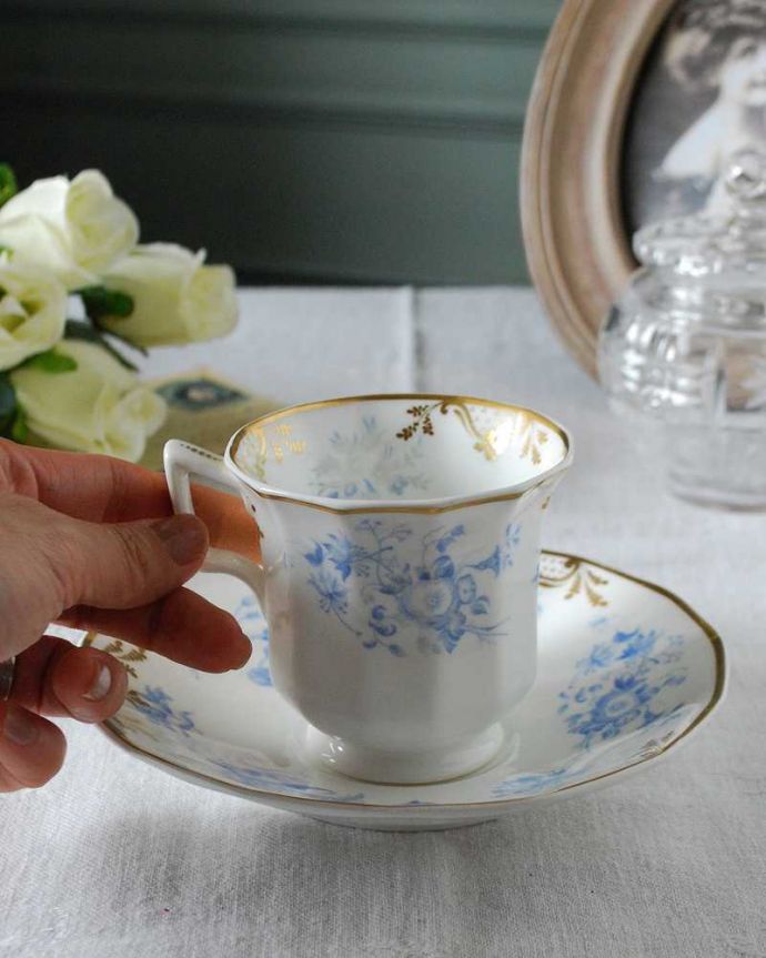 アンティーク 陶磁器の雑貨　アンティーク雑貨　真っ白な素地に淡いブルーのお花が美しいコープランドのアンティークコーヒーカップ＆ソーサー。お茶の時間をもっと優雅に･･･眺めているだけじゃもったいないので、実用的に使って下さい。(m-2401-z)