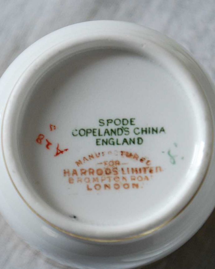 アンティーク 陶磁器の雑貨　アンティーク雑貨　ゴールド×グリーンが素敵な英国輸入のコープランドのアンティークコーヒーカップ＆ソーサー。裏側には品質の証製造メーカー保証の意味がこもった窯印、ポーセリンマークがあります。(m-2402-z)