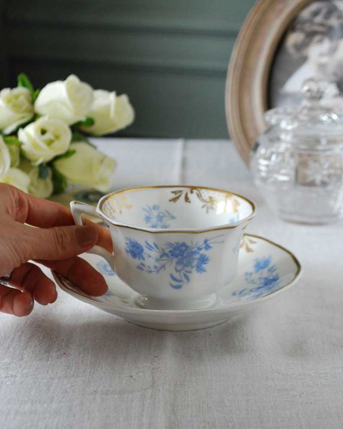 アンティーク 陶磁器の雑貨　アンティーク雑貨　英国輸入のコープランドのアンティークコーヒーカップ＆ソーサー（オクタゴン・シェイプ）。お茶の時間をもっと優雅に･･･眺めているだけじゃもったいないので、実用的に使って下さい。(m-2407-z)