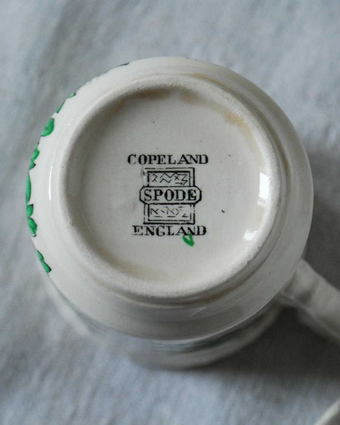 アンティーク 陶磁器の雑貨　アンティーク雑貨　英国輸入のコープランド（スポード）のアンティークコーヒーカップ＆ソーサー（デミタスカップ）。裏側には品質の証製造メーカー保証の意味がこもった窯印、ポーセリンマークがあります。(m-2411-z)