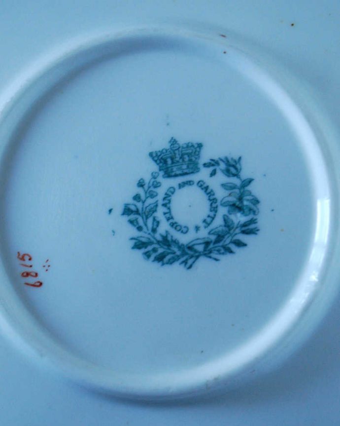 アンティーク 陶磁器の雑貨　アンティーク雑貨　英国輸入のコープランドの持ち手も優雅なアンティークコーヒーカップ＆ソーサー。裏側には品質の証製造メーカー保証の意味がこもった窯印、ポーセリンマークがあります。(m-2412-z)