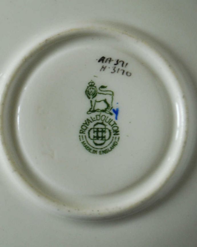 アンティーク 陶磁器の雑貨　アンティーク雑貨　エナメルで盛り上げた模様が鮮やかなロイヤルドルトンのアンティークカップ＆ソーサー。裏側には品質の証製造メーカー保証の意味がこもった窯印、ポーセリンマークがあります。(m-2415-z)