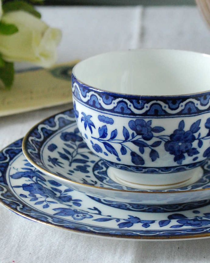 アンティーク 陶磁器の雑貨　アンティーク雑貨　英国輸入の華やかなブルーのアンティークトリオ（ロイヤルドルトン）。飾って使って楽しむ小さなアンティークアンティークでしか手に入れることが出来ない美しい模様のカップ＆ソーサー。(m-2416-z)